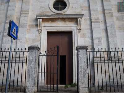 . L�ingresso � preceduto da un atrio creato dalla presenza di una cancellata in ferro battuto